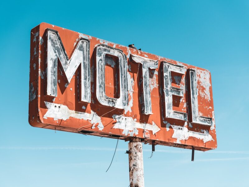rusting Motel signage during daytime